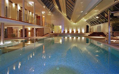 Docce termali e piscina interna (set di immagini termali)