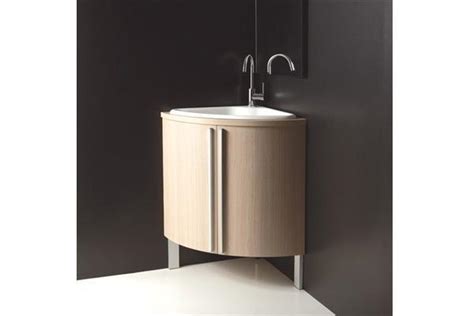 Lavabo angolo con palette di materiali