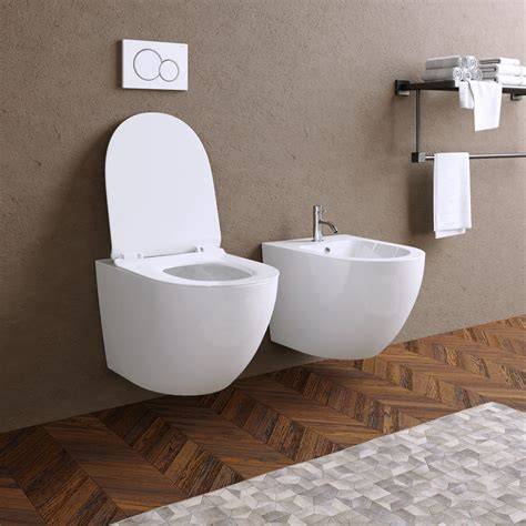 Immagini di sanitari cromati e sospesi per bagno moderno